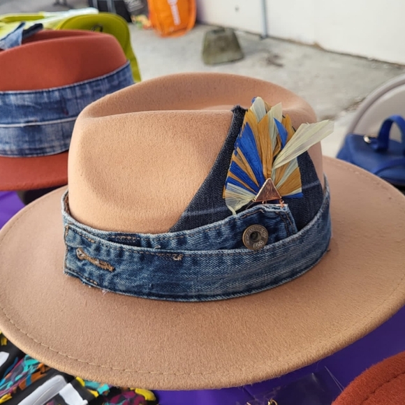 Grayor Sandy Brown Fedora denim and is a great addition to your wardrob… - Picture 1 of 2